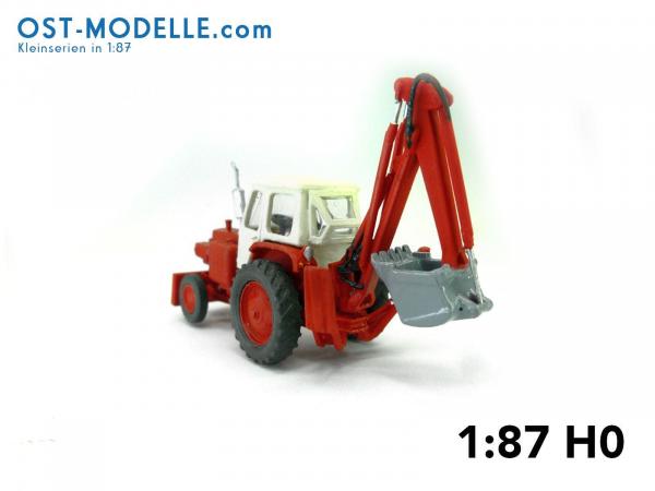 Traktorbagger JuMZ-6 (EO2621A) – rot weiß Fahrstellung